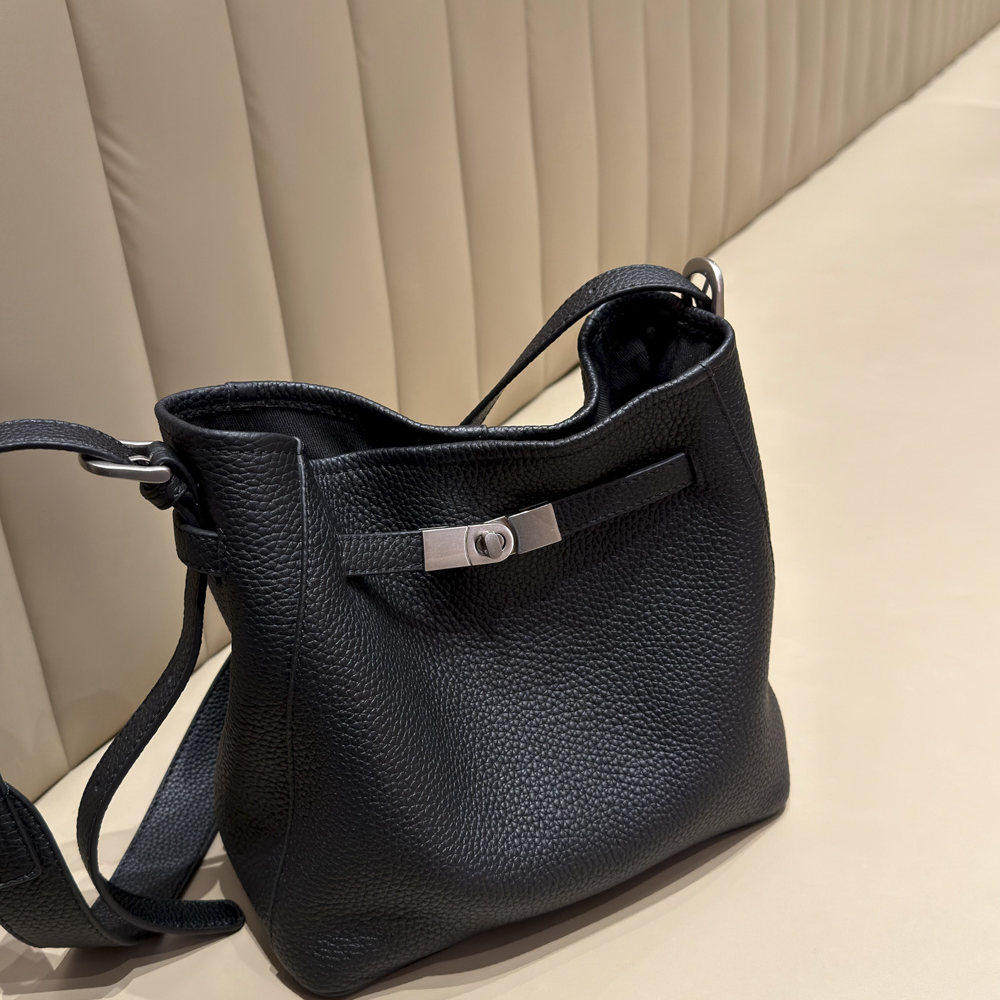 TANGFEEL时尚荔枝纹牛皮水桶包女高级感百搭单肩斜挎包黑色休闲简