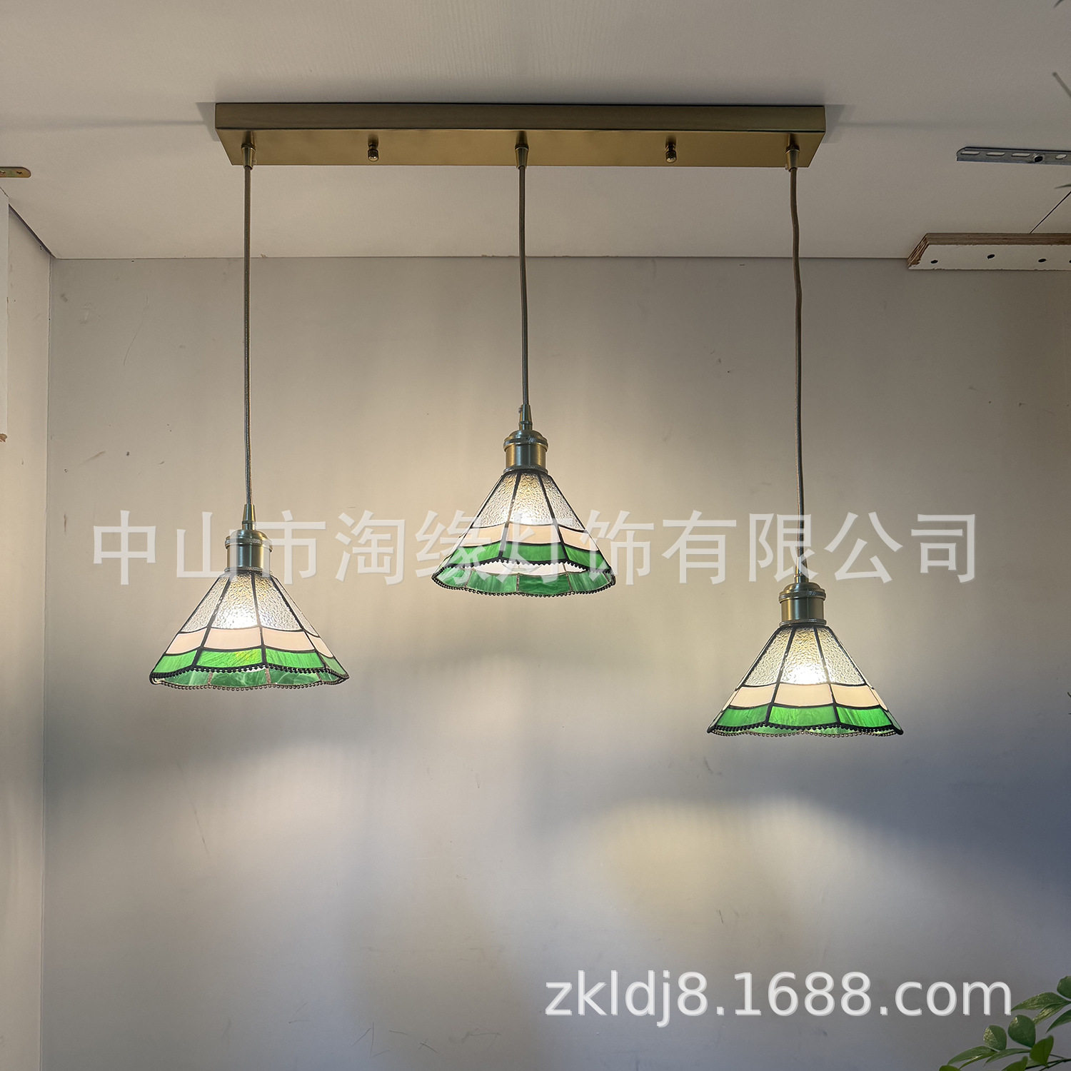 复古文艺餐厅橱窗吧台灯日式温馨卧室床头铁艺3头粉色花边小吊灯