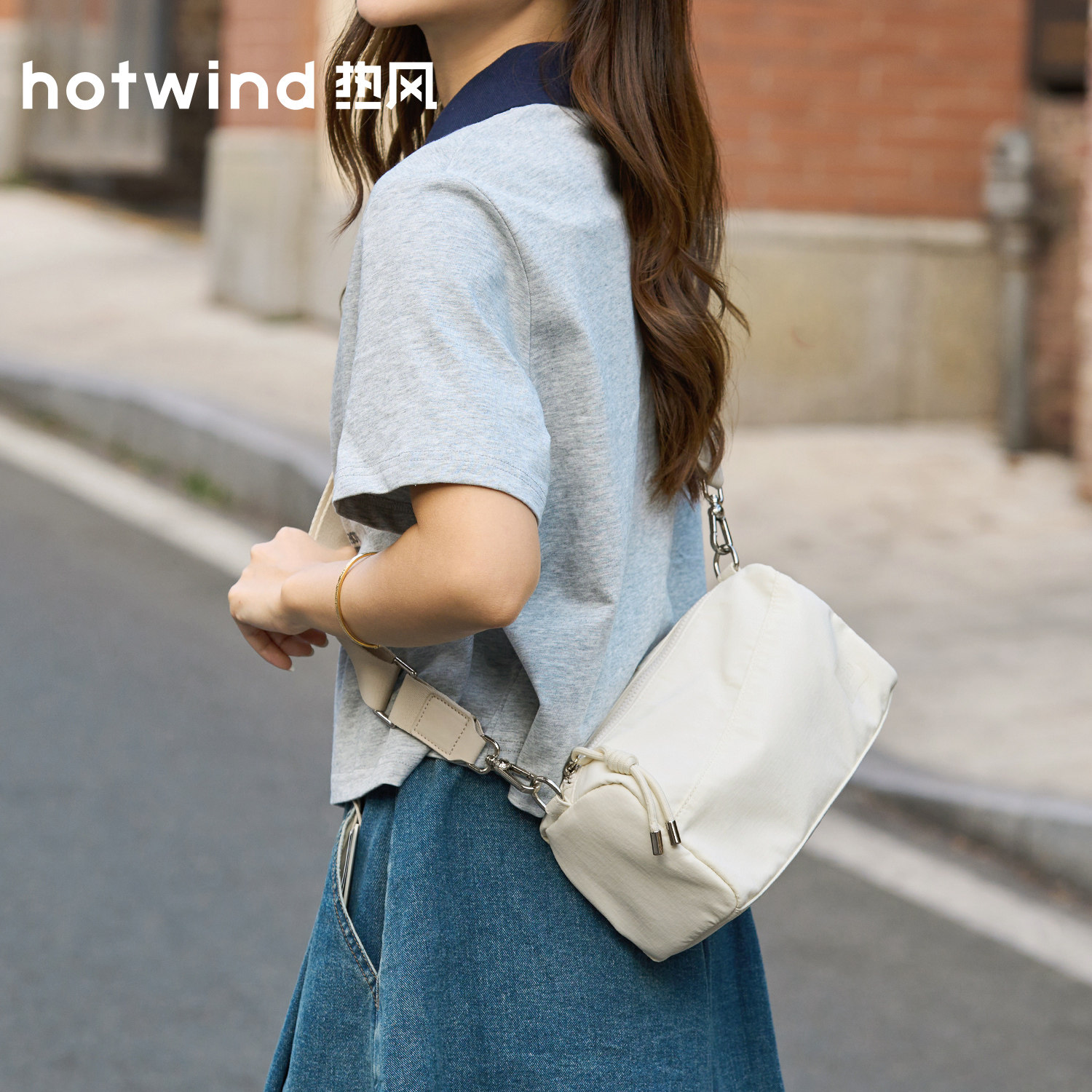 热风百搭斜挎包女小型户外通勤背包轻量化波士顿包白色手机单肩包