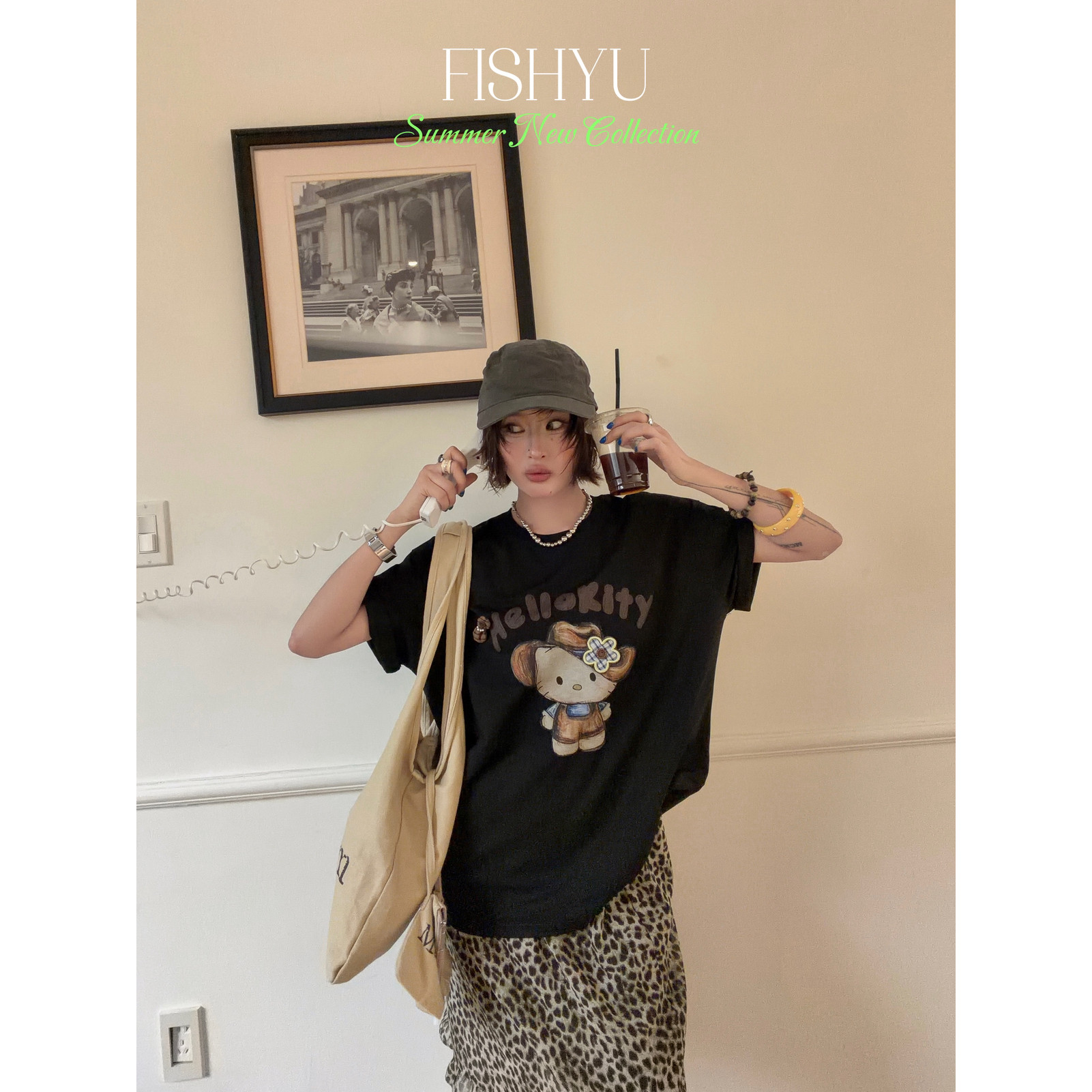 通西部Kitty白墨印花+立体花朵手摇+蝴蝶结别针圆领短袖T恤26225