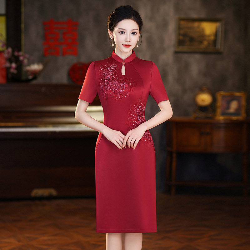 2026新款婚礼妈妈礼服高贵喜婆婆婚宴装短款旗袍春季洋气酒红