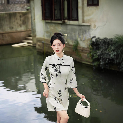 2026新款早秋款中国风麂皮绒绣花中长款复古旗袍女装改良