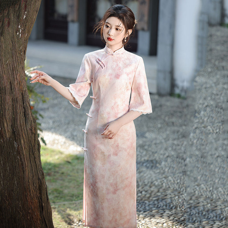 2026新款粉色国风新中式长款长袖旗袍改良年轻款少女高级感复古修图片