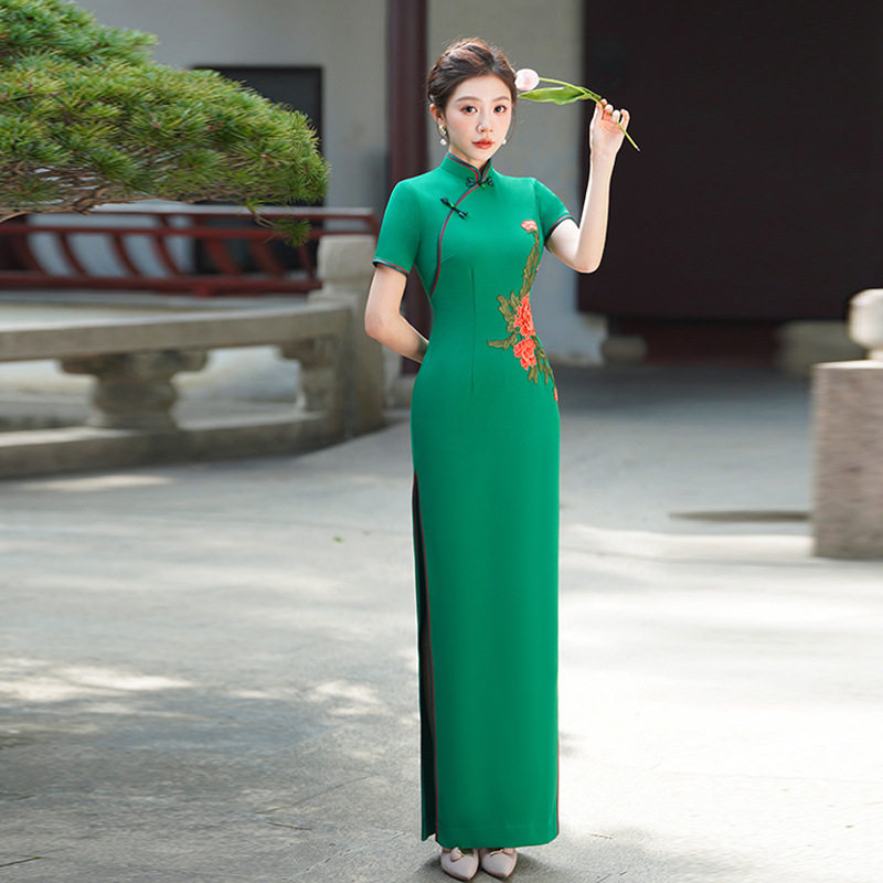2026新款复古绿色旗袍女大码年轻款妈妈走秀修身显瘦演出中国
