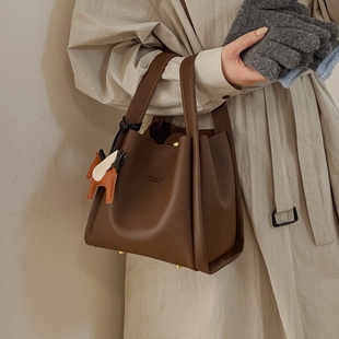 包包高级感轻奢小众菜篮子水桶包荔枝纹复古手提包通勤上班单肩包