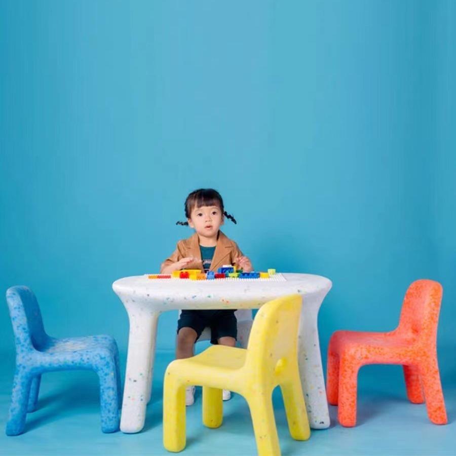 家用彩色矮凳幼儿园桌子小朋友塑料凳子简约现代加厚学习桌椅子
