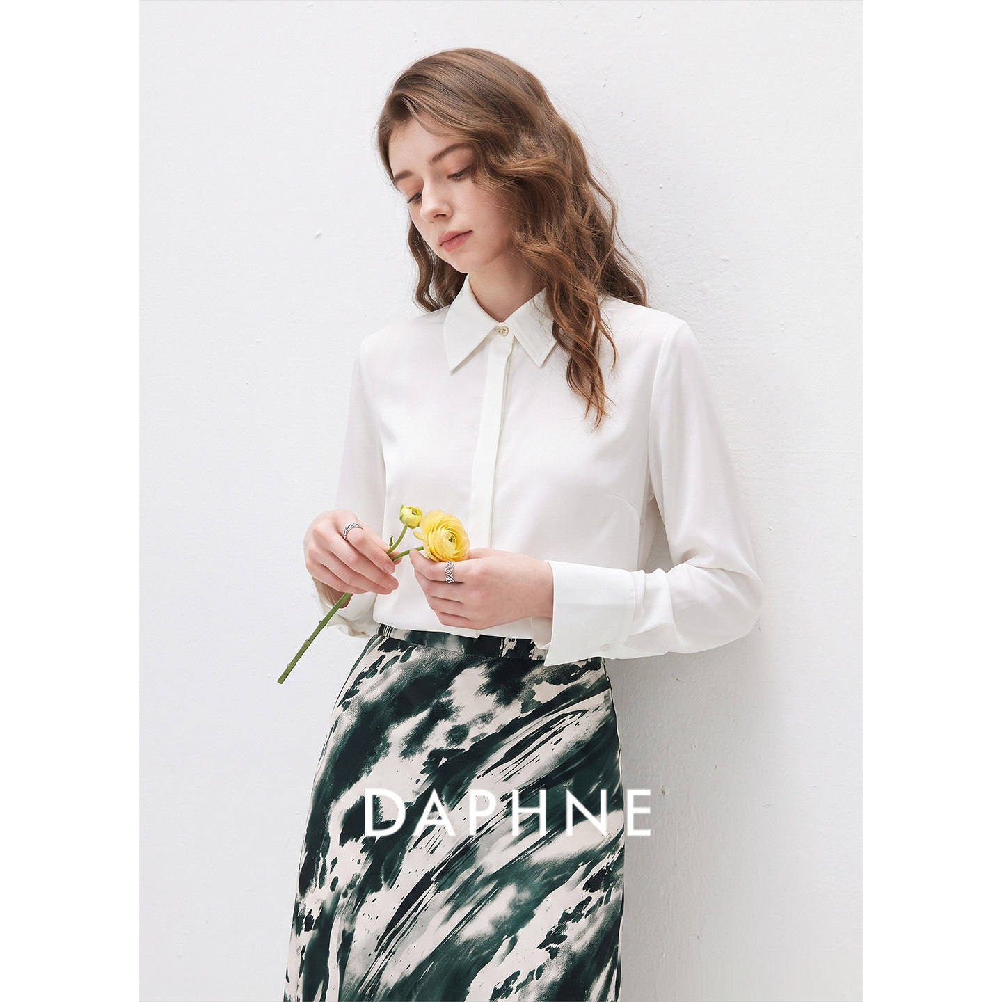 Daphne达芙妮轻职风暗扣翻领干练长袖衬衫女秋季简约白色气质上衣