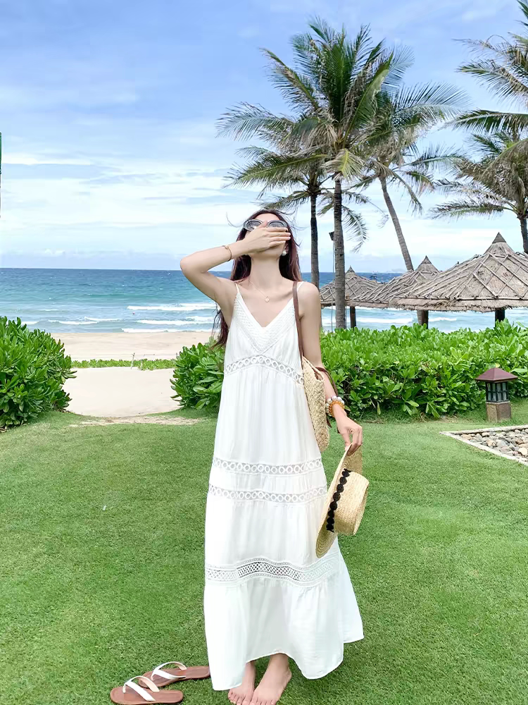 曾小咸 海边度假白色v领吊带连衣裙女夏季新款宽松无袖沙滩长裙子