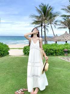 曾小咸 海边度假白色v领吊带连衣裙女夏季新款宽松无袖沙滩长裙子