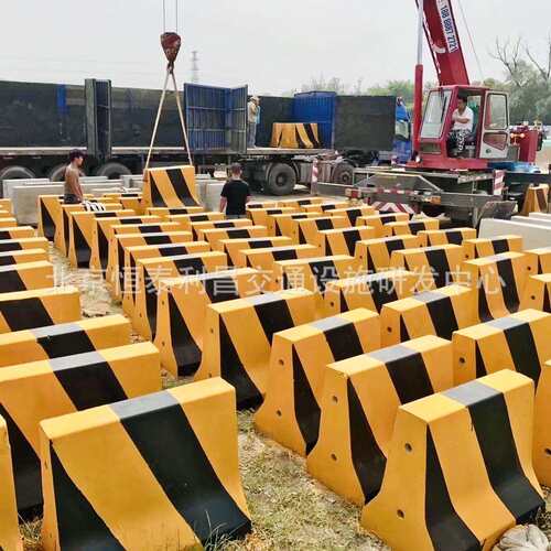 北京恒泰道路交通安全水泥墩 交通防护墩 防撞墩