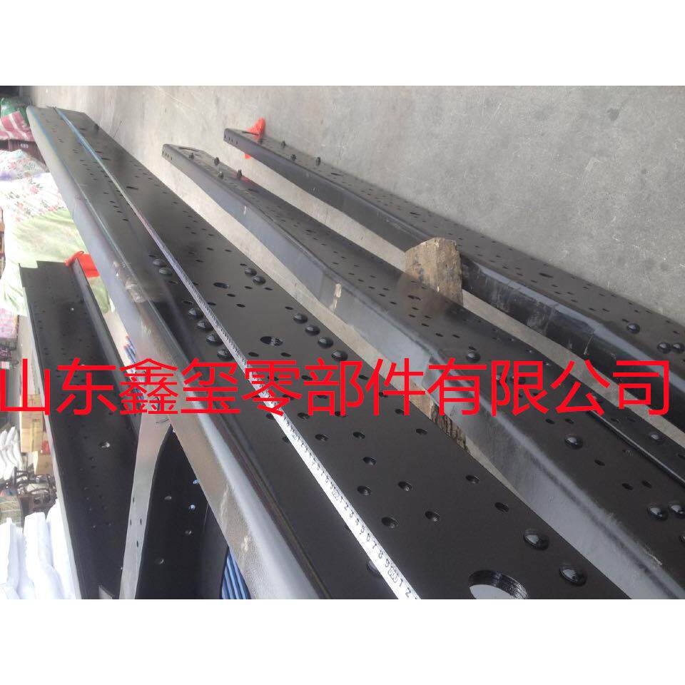 陕汽德龙配件中心库 陕汽德龙H3000大梁 大架 横梁 飞机梁