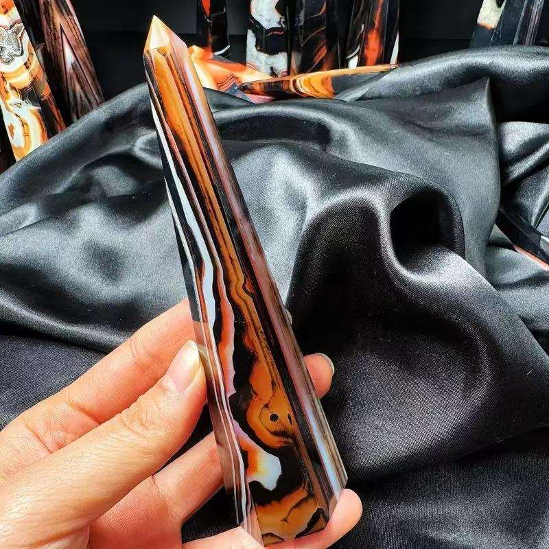 跨境热卖天然水晶高品质原石黑红缠丝玛瑙单尖塔装饰品收藏摆件厂