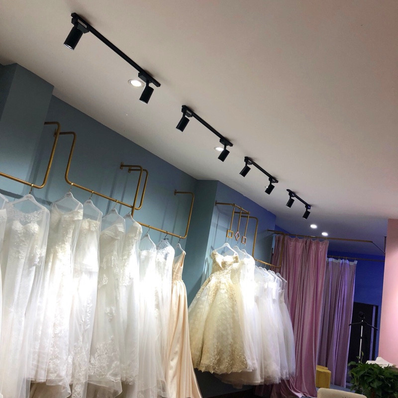 上墙金色婚纱礼服货架壁挂男女服装架吊顶服装店落地式U型挂衣架