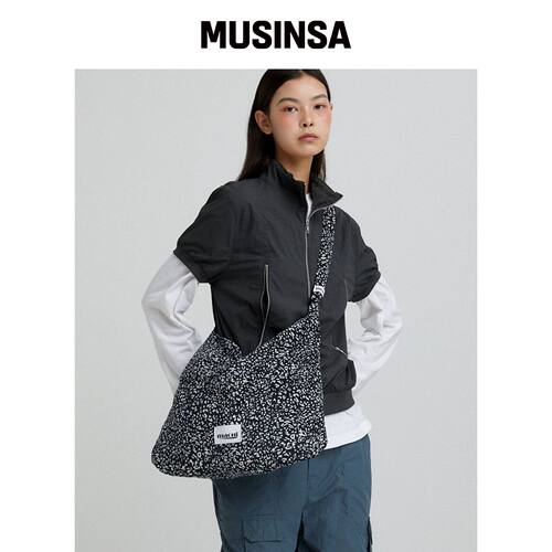 MACNI LEOPARD 灯芯绒环保斜挎包 黑色韩国官网直邮进口MUSINSA
