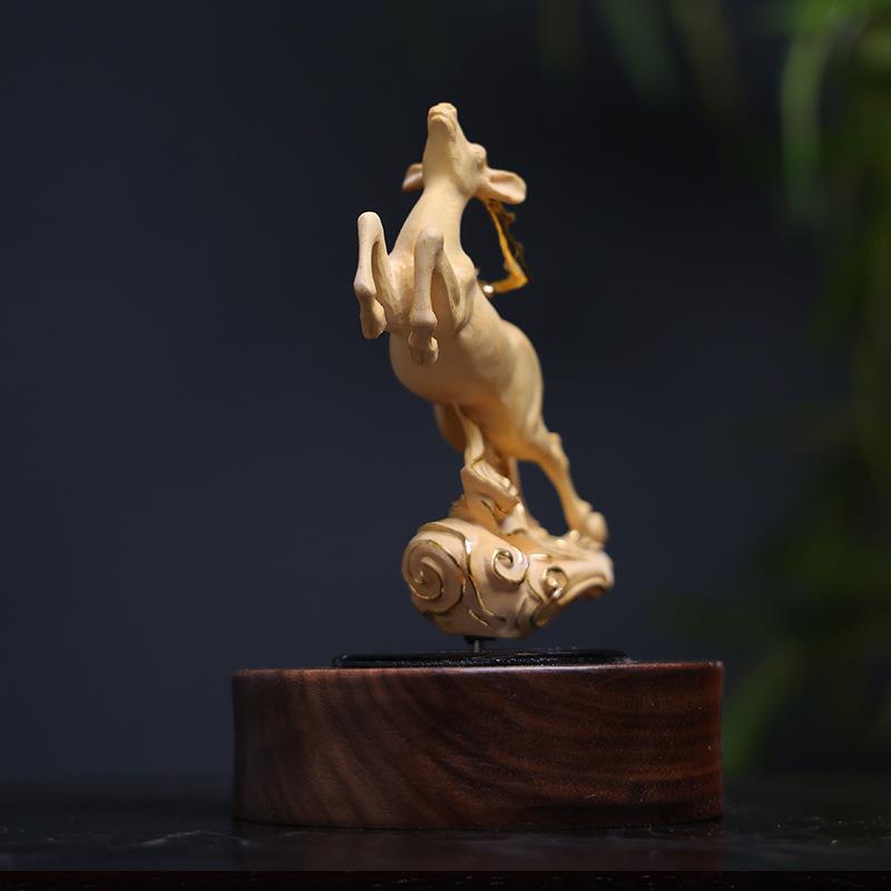 太阳能自动旋转创意汽车摆件黄杨木雕一鹿平安车载招财饰品工艺品