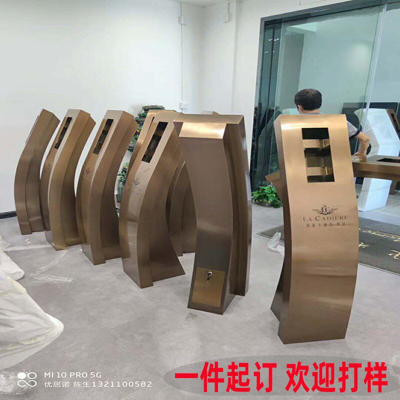 人脸识别门禁机底座 小区门口机立柱支架 定制楼宇对讲立柱图片