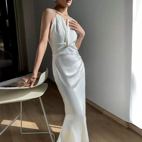 2026新款晨袍结婚礼服白色挂脖吊带连衣裙鱼尾长裙高级感宴会晚礼