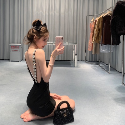 你的懒懒llan重工钉钻露背吊带裙