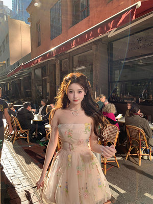 你的懒懒llan重工刺绣抹胸连衣裙