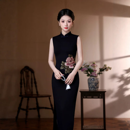 2026新款新中式国风年轻款绝美藏青绣花旗袍夏季日常少女感无袖连