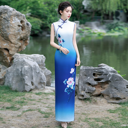 2026新款高端走秀天蓝色长旗袍年轻大气显瘦高弹复古舞台表演出服
