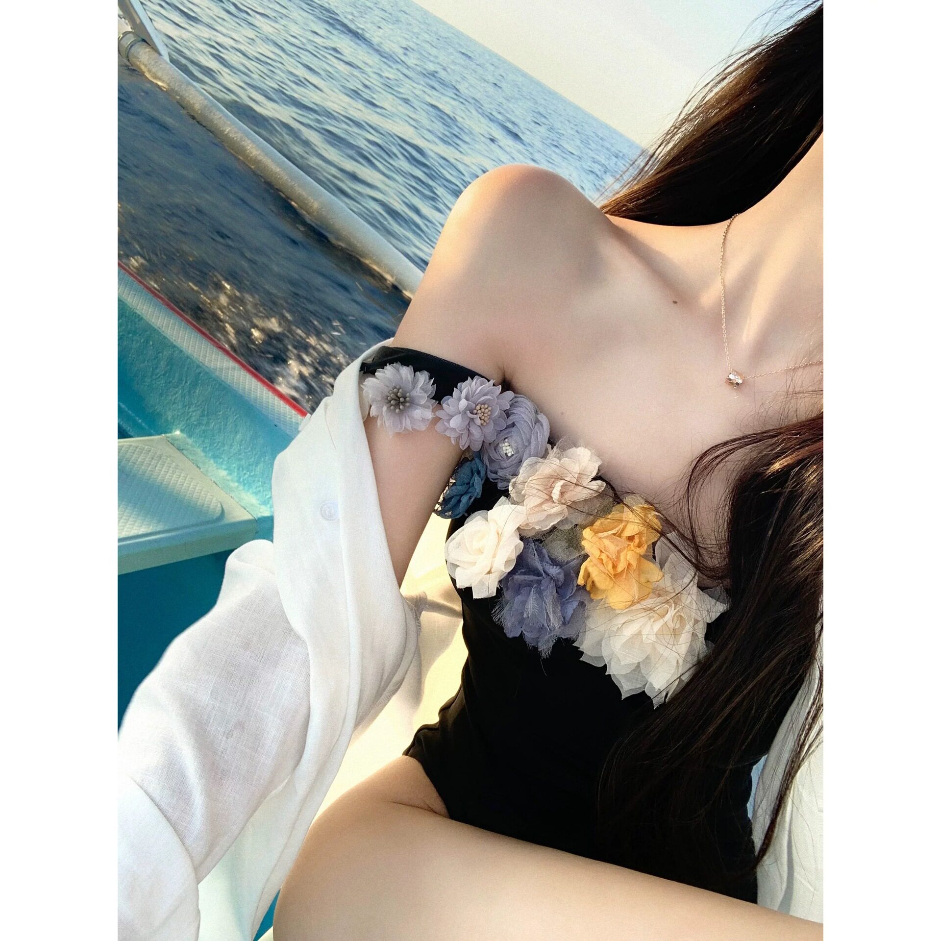 2026新款黑色连体泳衣女泡温泉度假遮肚性感辣妹三角单肩抹胸花朵