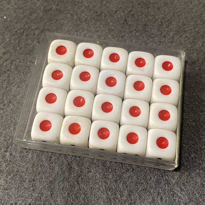20粒一盒红黑点骰子小号12号红点黑点塑料骰子有机塑料大盒是绿盒
