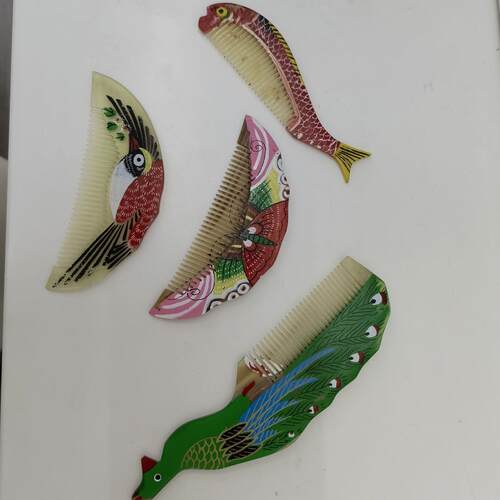 正宗牛角梳,小巧玲珑,随身携带,手工制作。