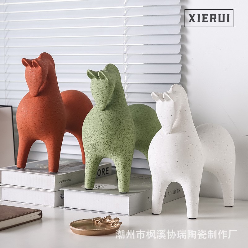 北欧现代极简红色马陶瓷艺术