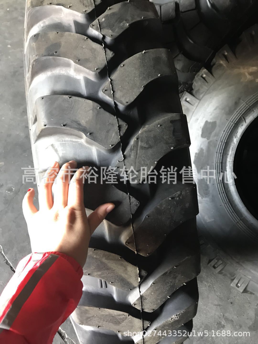 人字越野卡车尼龙轮胎12.00-20