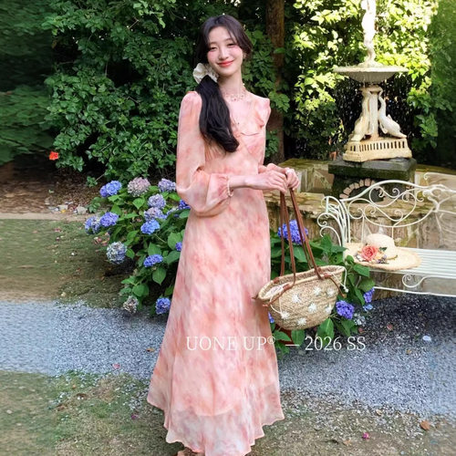 UONE2026早春上新法式温柔度假风V领长袖晕染收腰显瘦连衣长裙女