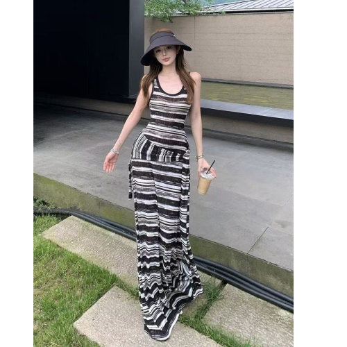 黑白条纹背心连衣裙女装
