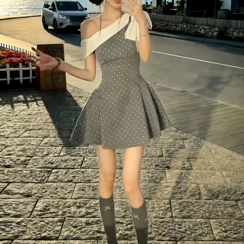 灰色波点斜肩连衣裙子女2026夏季新款韩系法式高级感收腰蓬蓬短裙