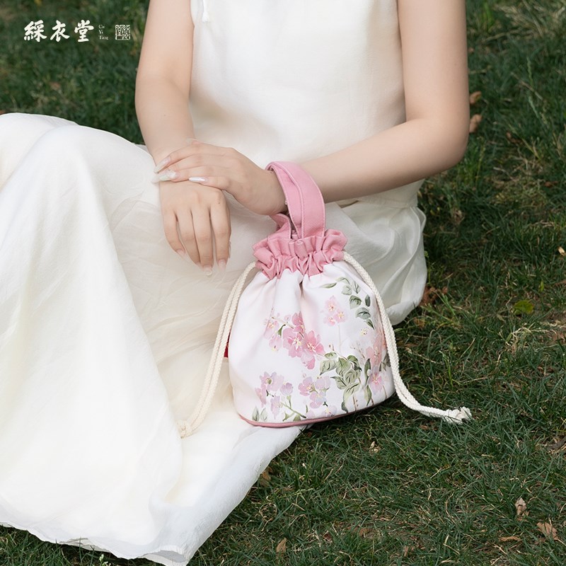 彩衣堂国风清新花卉抽绳束口袋手提手拎女手机遛弯包水桶汉服粉AC