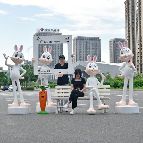 卡通兔子雕塑玻璃钢大摆件网红打卡景观拍照商场美陈售楼部装饰品