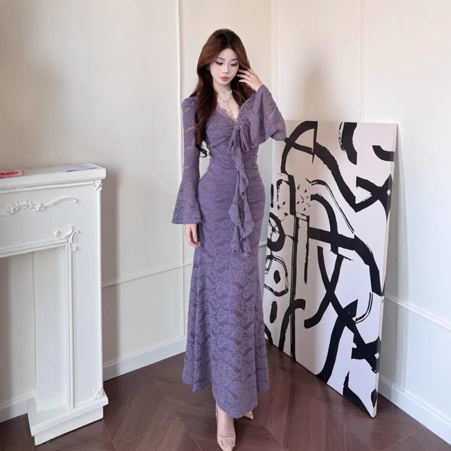 紫色纯欲V领蕾丝气质喇叭袖连衣裙2026新款性感辣妹修身长袖长裙
