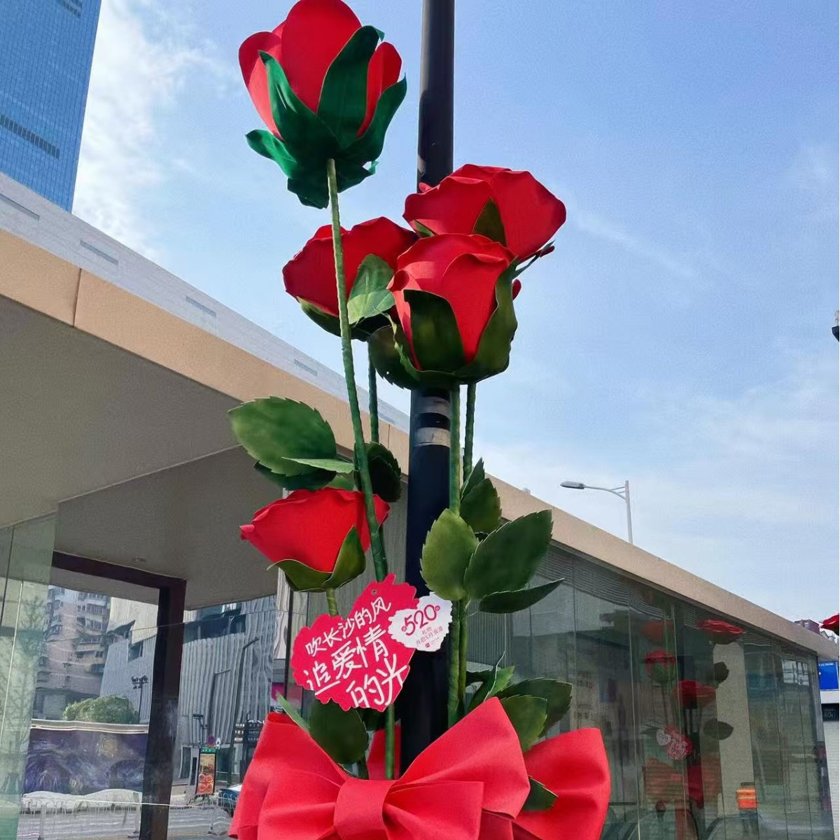 大型户外防水eva玫瑰花商业活动装饰花柱橱窗美陈路灯布置仿真花图片