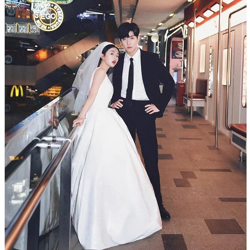 影楼婚纱挂脖包邮复古韩式摄影主题拍照服装旅拍白色简约优雅礼服