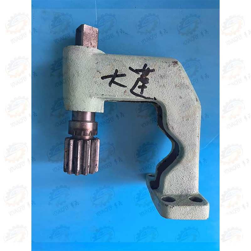 大连机床集团CW6163C CW6180C车床尾架进给齿轴 支架 摇手柄