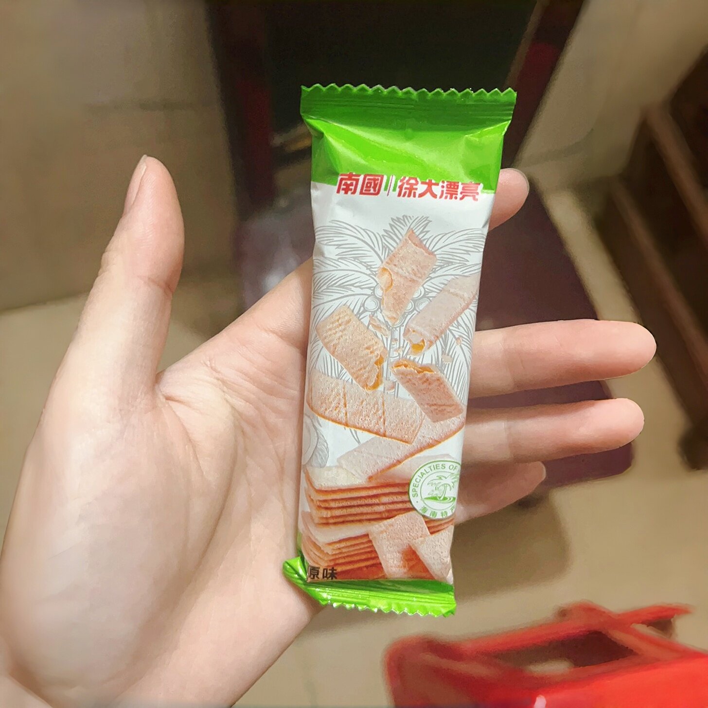 新日期爆款南国椰香薄饼80g海南特产椰香薄饼榴莲饼干休闲早餐香