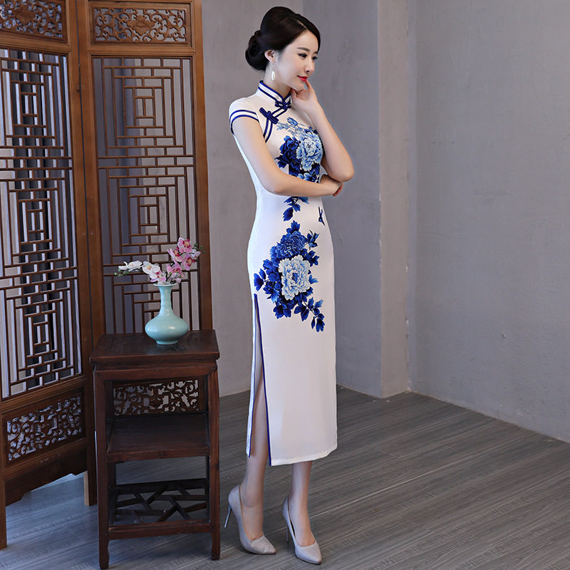 旗袍长款优雅年轻款少女2023春款改良复古中国风走秀纯白色青花瓷