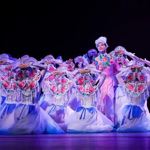 中国舞蹈荷花奖云上女士羌族舞台表演演出服装成人少数民族大摆裙