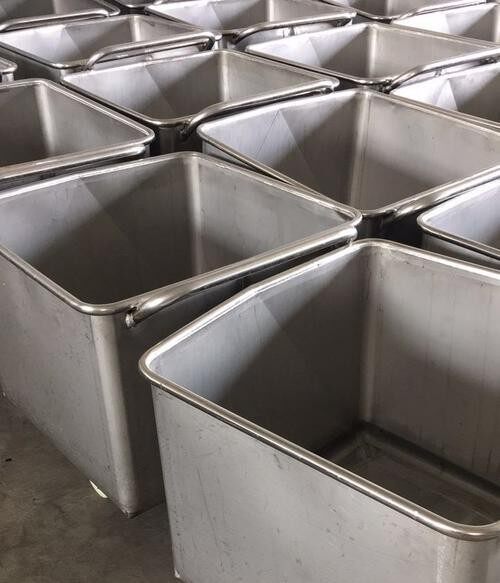 全自动真空滚揉机液压上料机配套料斗车手推四轮物料斗车厂家定图片