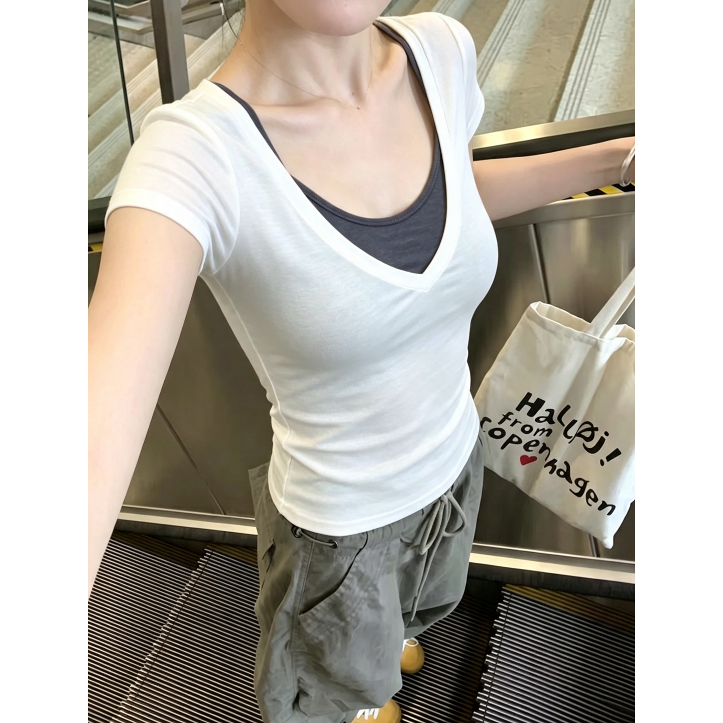 休闲风假两件撞色V领短袖T恤女装夏季修身显瘦独特别致白色上衣潮