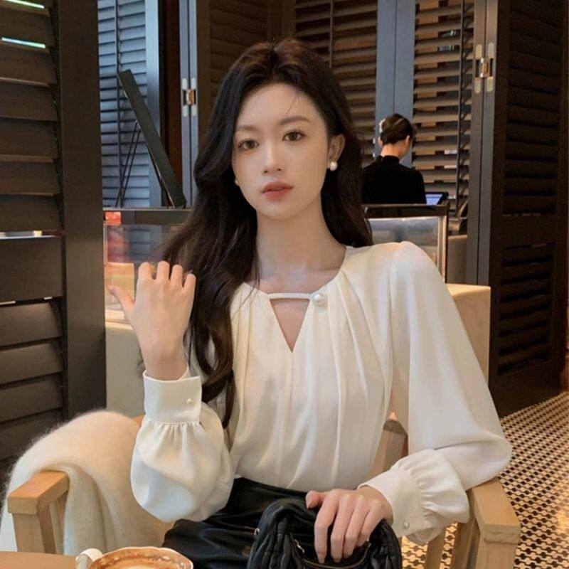 缎面衬衫女长袖春秋季时尚女装休闲别致上衣法式气质通勤V领衬衣