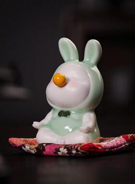 青瓷打坐小兔子摆件可爱俏皮玉兔吉祥物 创意桌面摆设车载装饰品