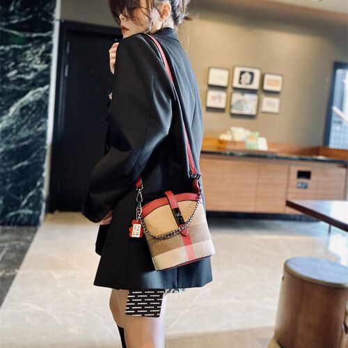 欧美时尚真皮斜挎小包女潮2026新款牛皮水桶包迷你小手机包格子包