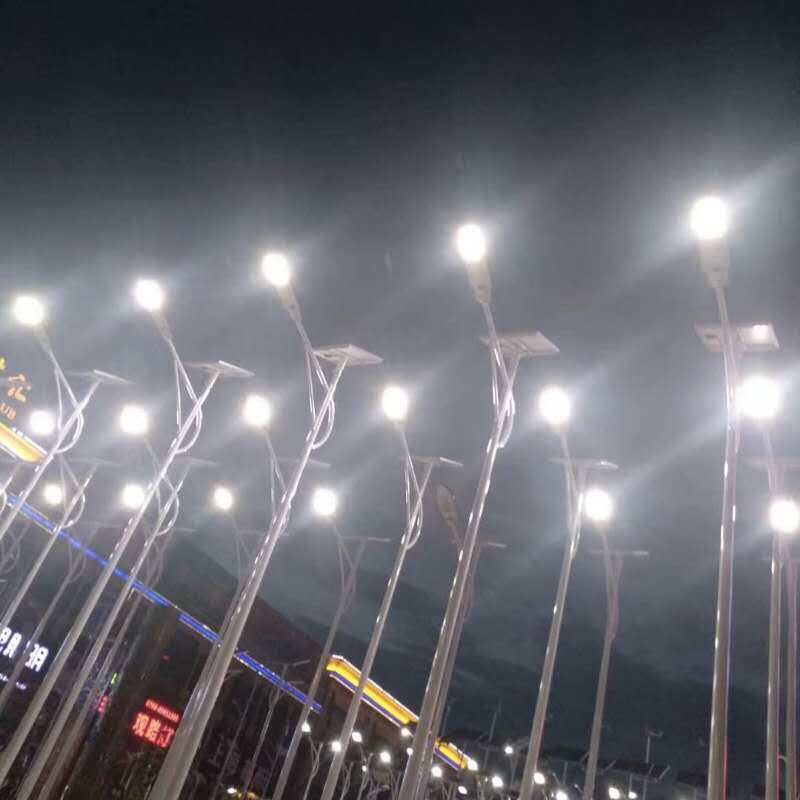 LED太阳能路灯6米50W60W新农村街道照明灯太阳能电池灯头配件