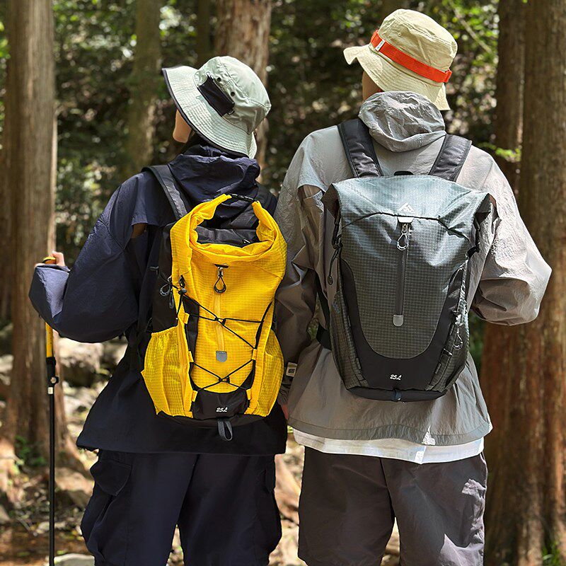 户外工装风登山包大容量防水双肩包轻量化徒步背包个性撞色电脑包