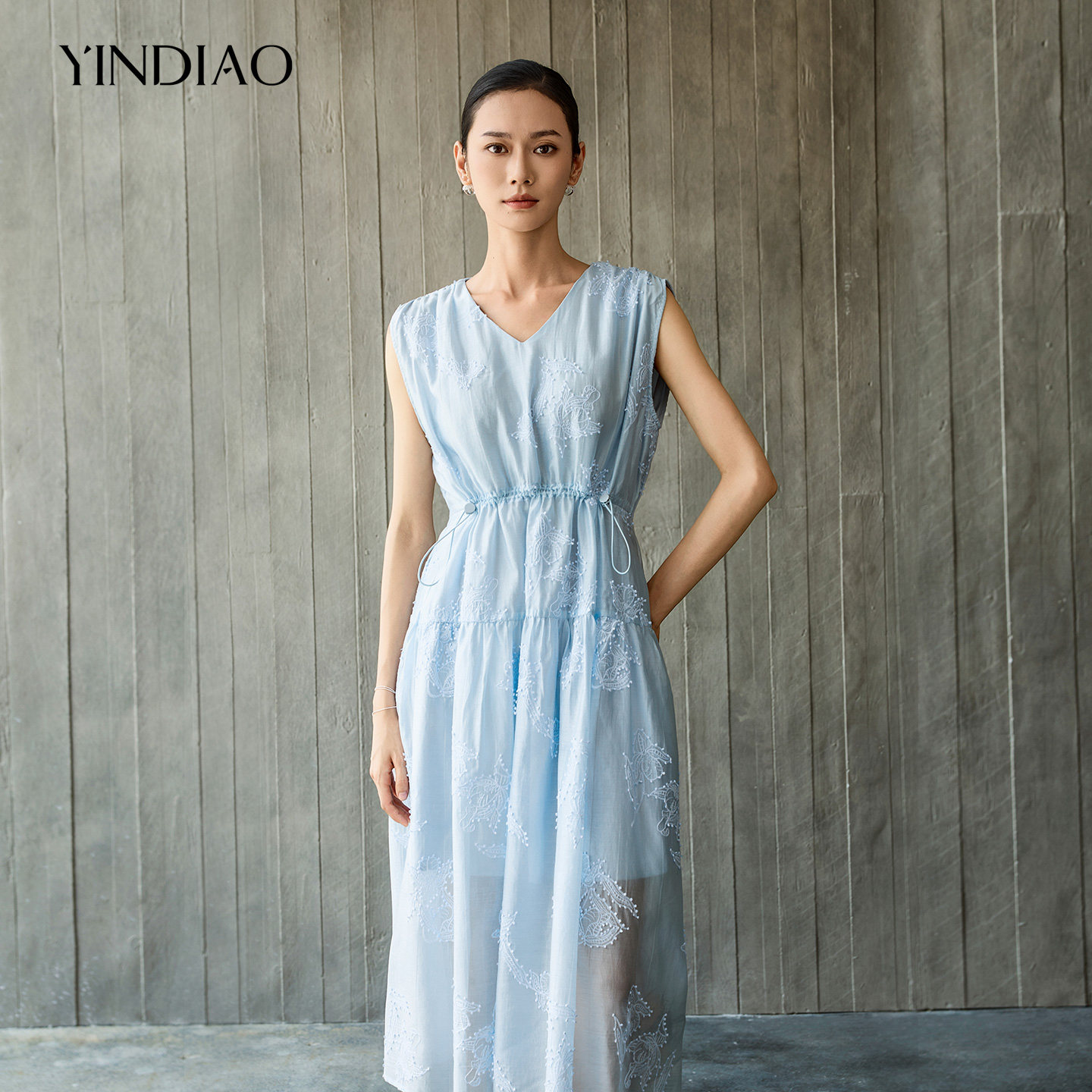 YINDIAO引调抽绳收腰绣花连衣裙